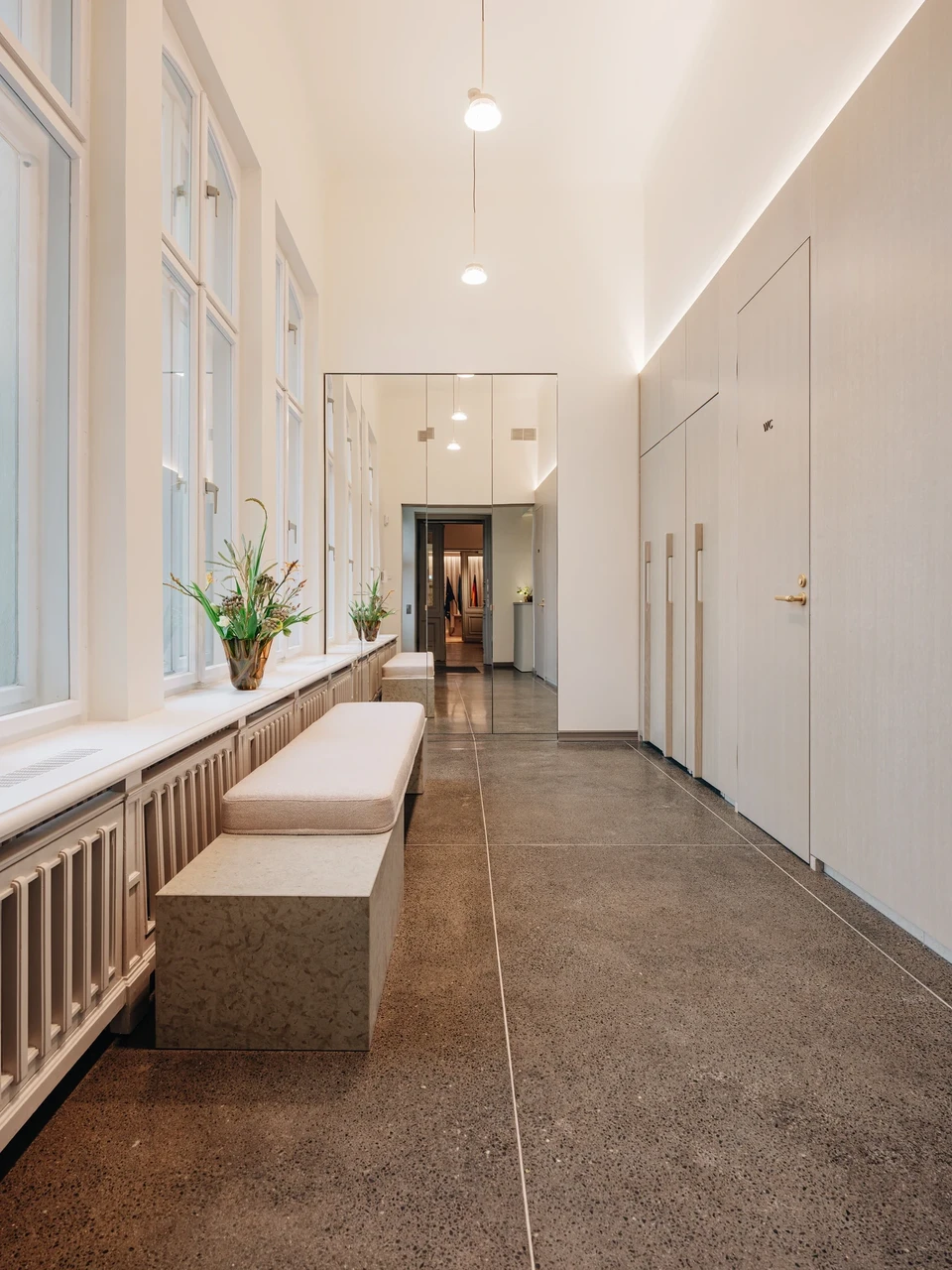 Paekivi on kasutatud nii põrandal, seintel kui istumisaladena.