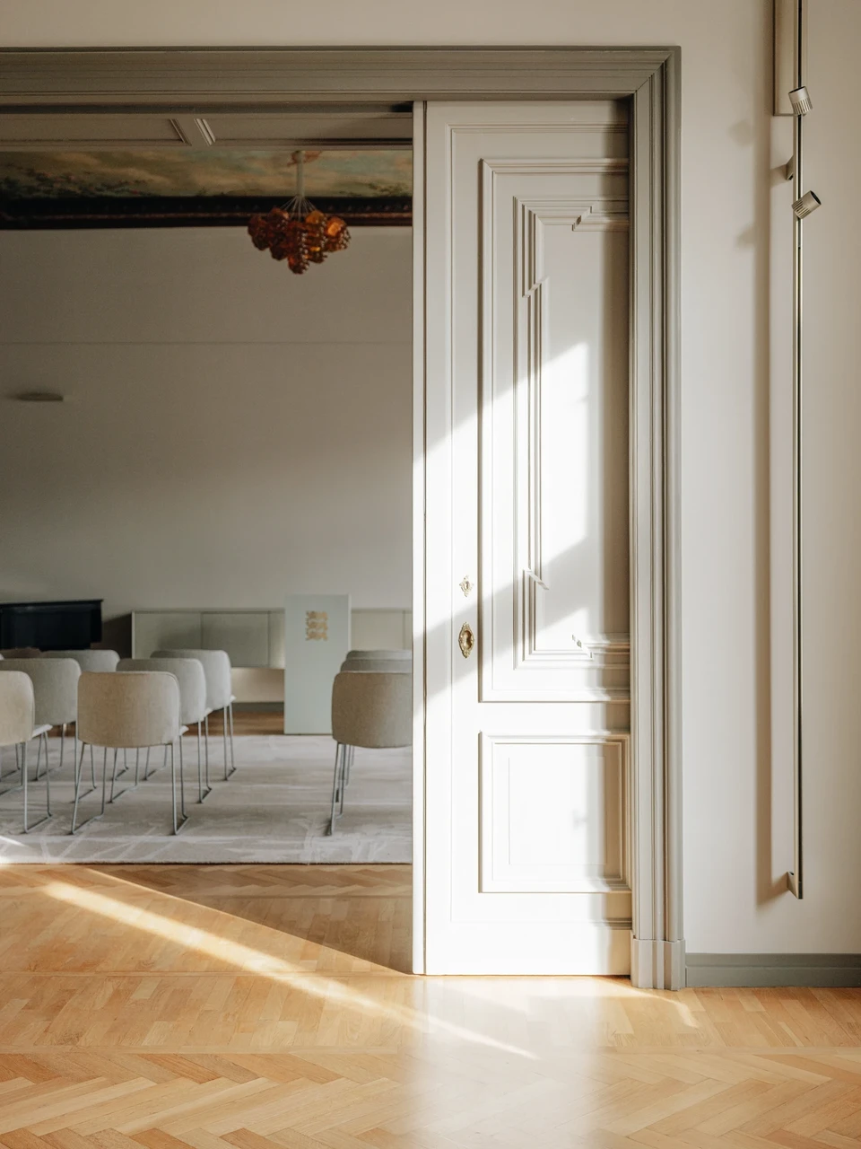 Helgehalli varjundeid saatkonnahoones ühe käe näppudel kokku ei loe.