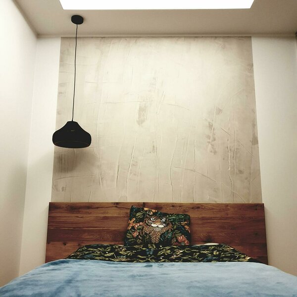Lubi stuccoga viimistletud vooditagune sein pakub ruumile iseloomu ja hubasust