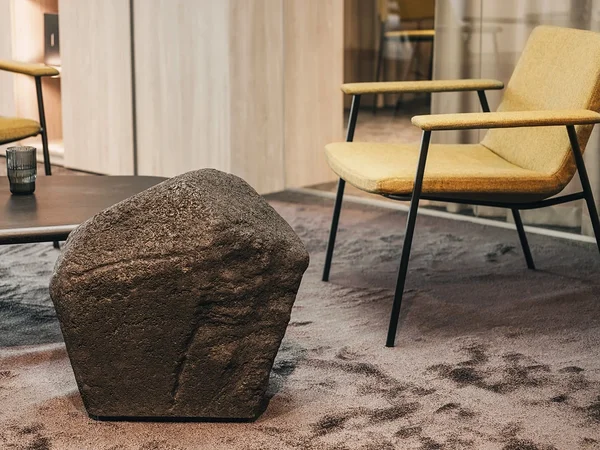 Mustaks toonitud hempcrete&#x27;st sisustuselement advokaaadibüroo ootesaalis