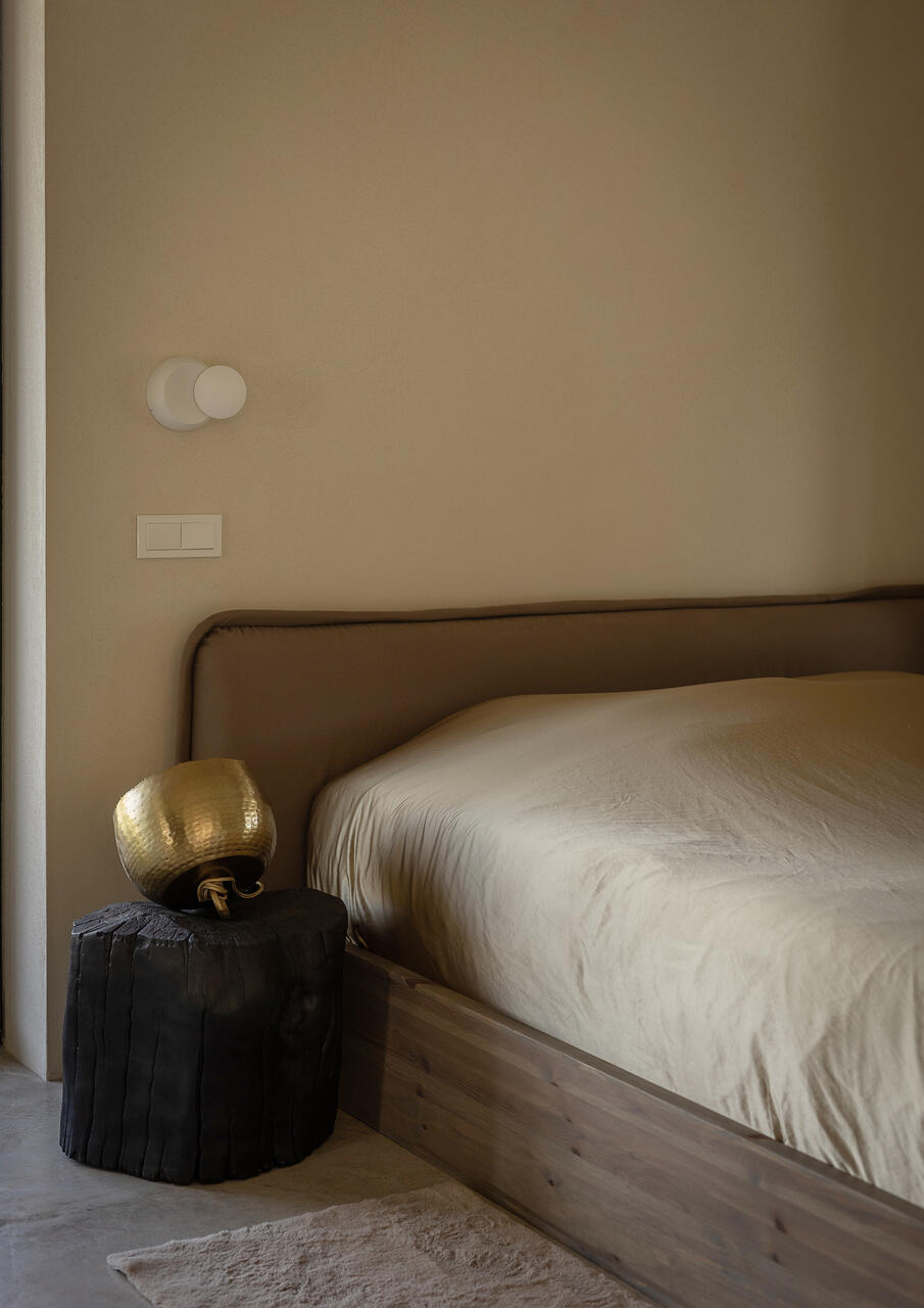 Magamistoa tagasihoidlik seinaviimistlus - naturaalvalge savikrohv - toob mööbli vormikuse esile. Foto: Krõõt Tarkmeel