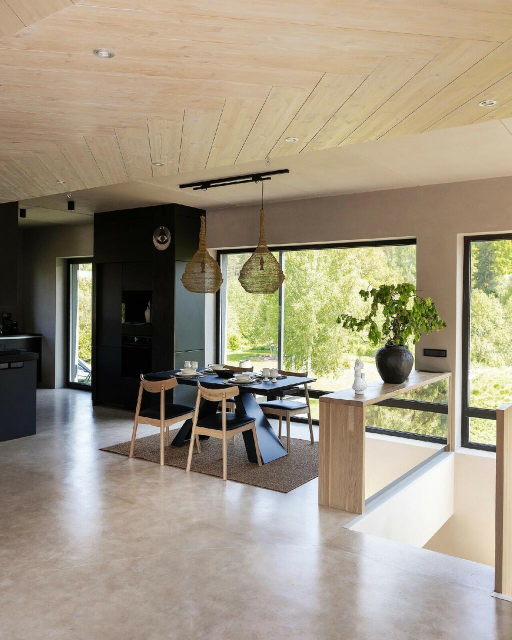 Avaras köök-elutoas kohtab viimsitlusmaterjalidena puitu, lubivärvi ja betooni. Foto: Krõõt Tarkmeel