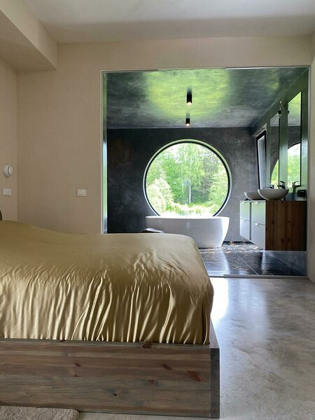Avar magamistuba on ühenduses lubistuccoga viimistletud vannitoaga