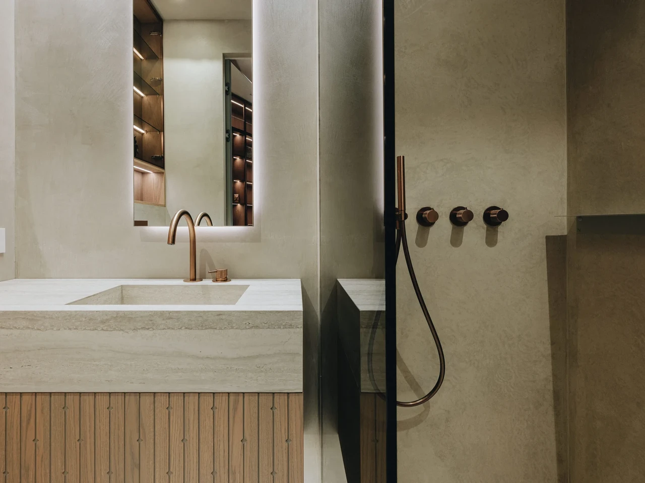 Lubimarmorino kivise pinnana on viimistletud nii seinad kui laed valamu taga ning tadelaktiga dušinurgas