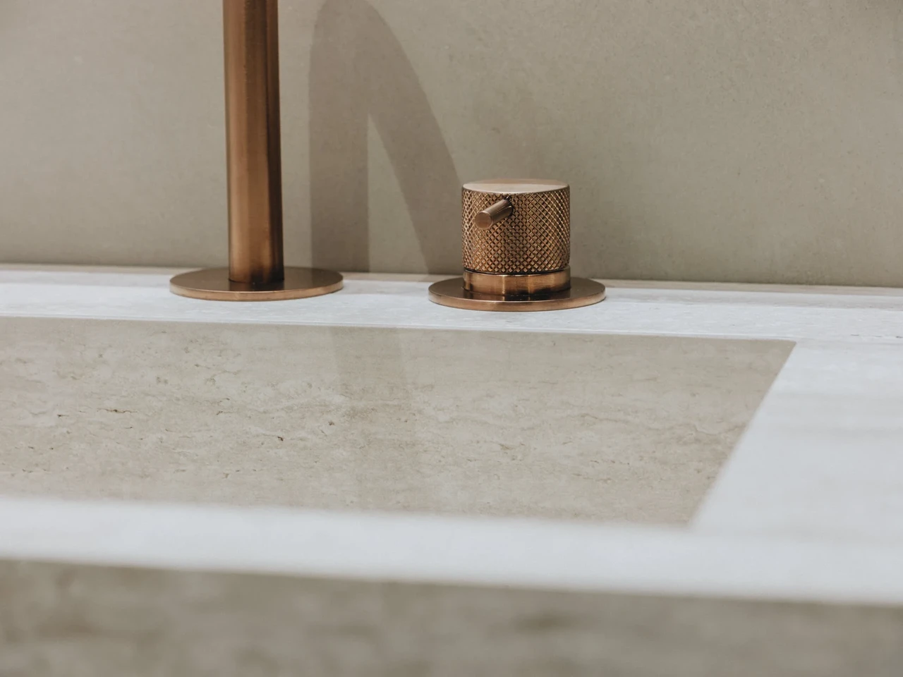 Valamutagune sein on saanud lubimarmorino kivise pinna katte, sobides kokku kivist valamu endaga.