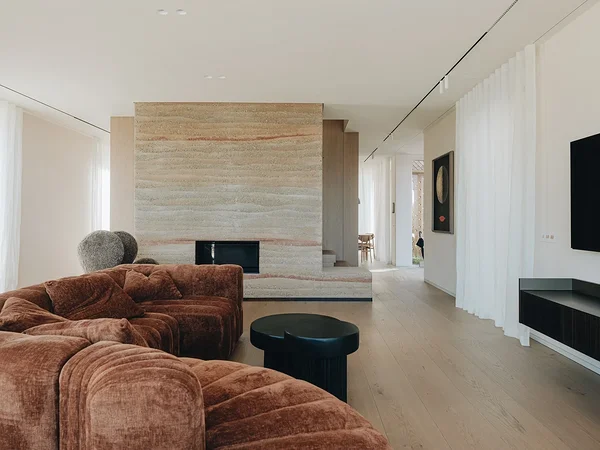 Savimarmorino viimistlus seintel ja lagedes jätab vabadust ja ruumi teiste elementide väljatoomisel