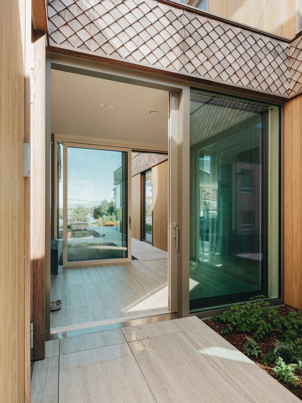 Klaasgaleriina lahendatud sissepääs jätab tänaval kõndijale merevaate avatuks