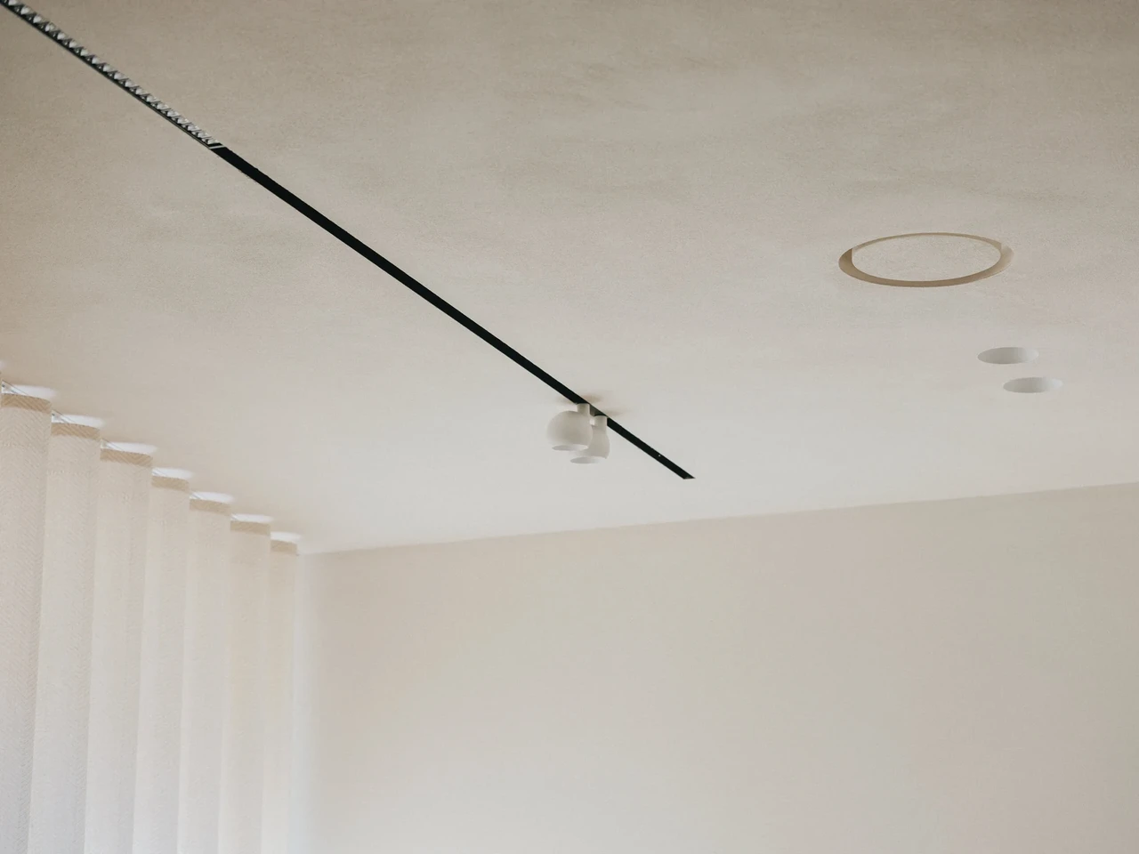 Naturaalvalge savimarmorino asus katma nii seinu kui lagesid