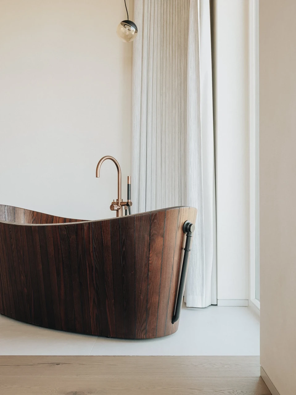 Vann magamistoas on vist küll igaühe unistuseks, vannitagust seina katmas savimarmorino