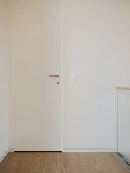 Et ruumis ei saaks kokku liiga palju eri tekstuure, kaeti ka ukselehed marmorinoga