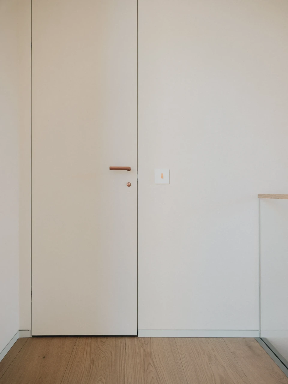 Ukseleht viimistleti seintega sarnaselt naturaalvalge savimarmorinoga