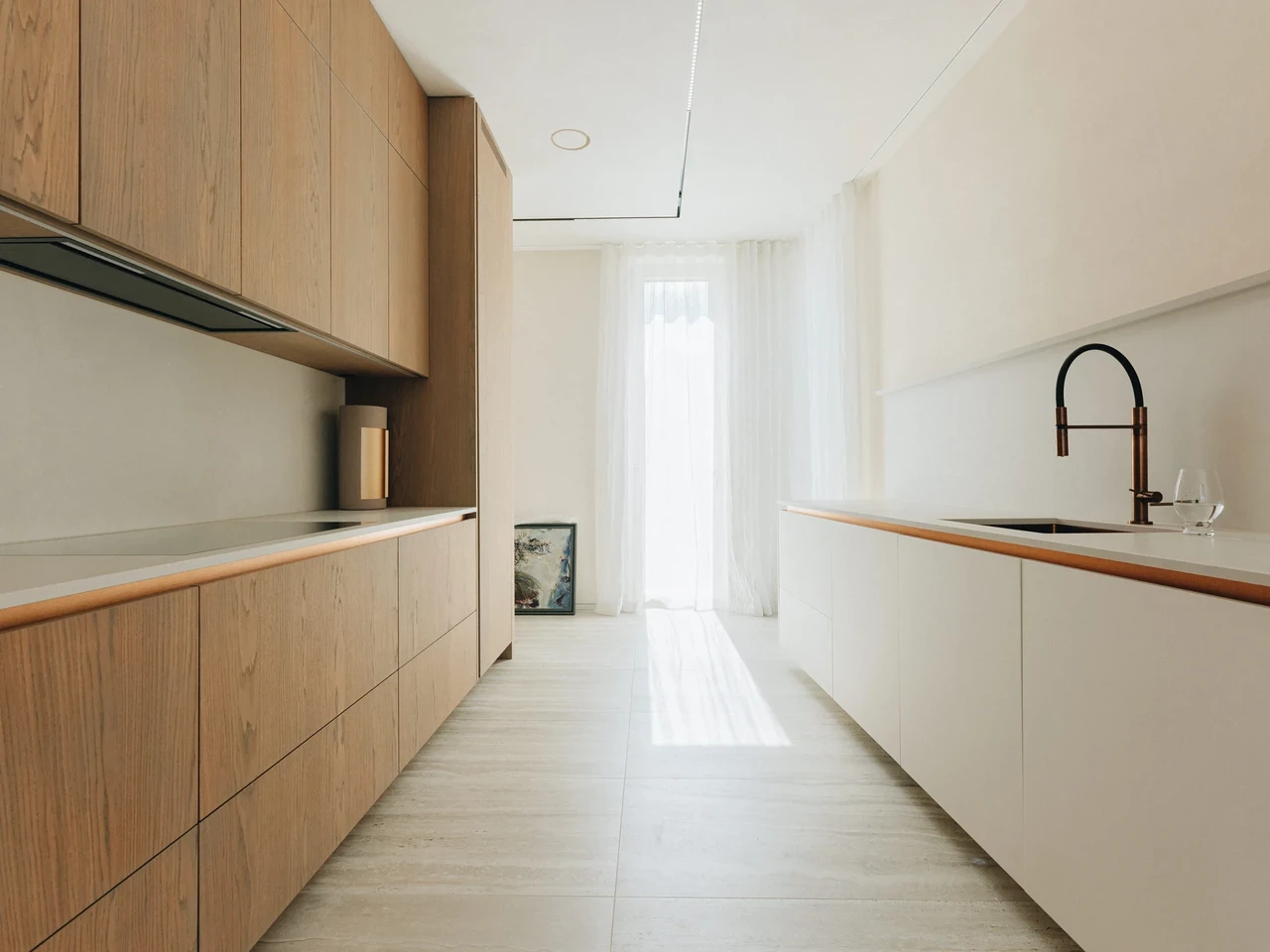 Minimalistliku joonega köögis said seinad savimarmorino katte, mööbli vahelised alad kiviplaadiga lahendatud.