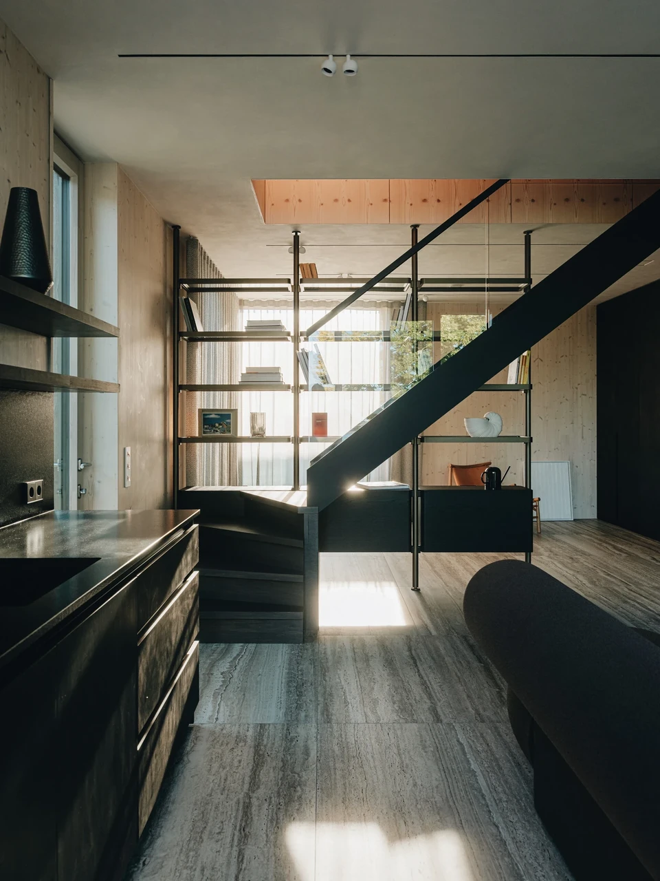 Sauna eesruumi savimarmorinoga viimistletud seinad ja lagi