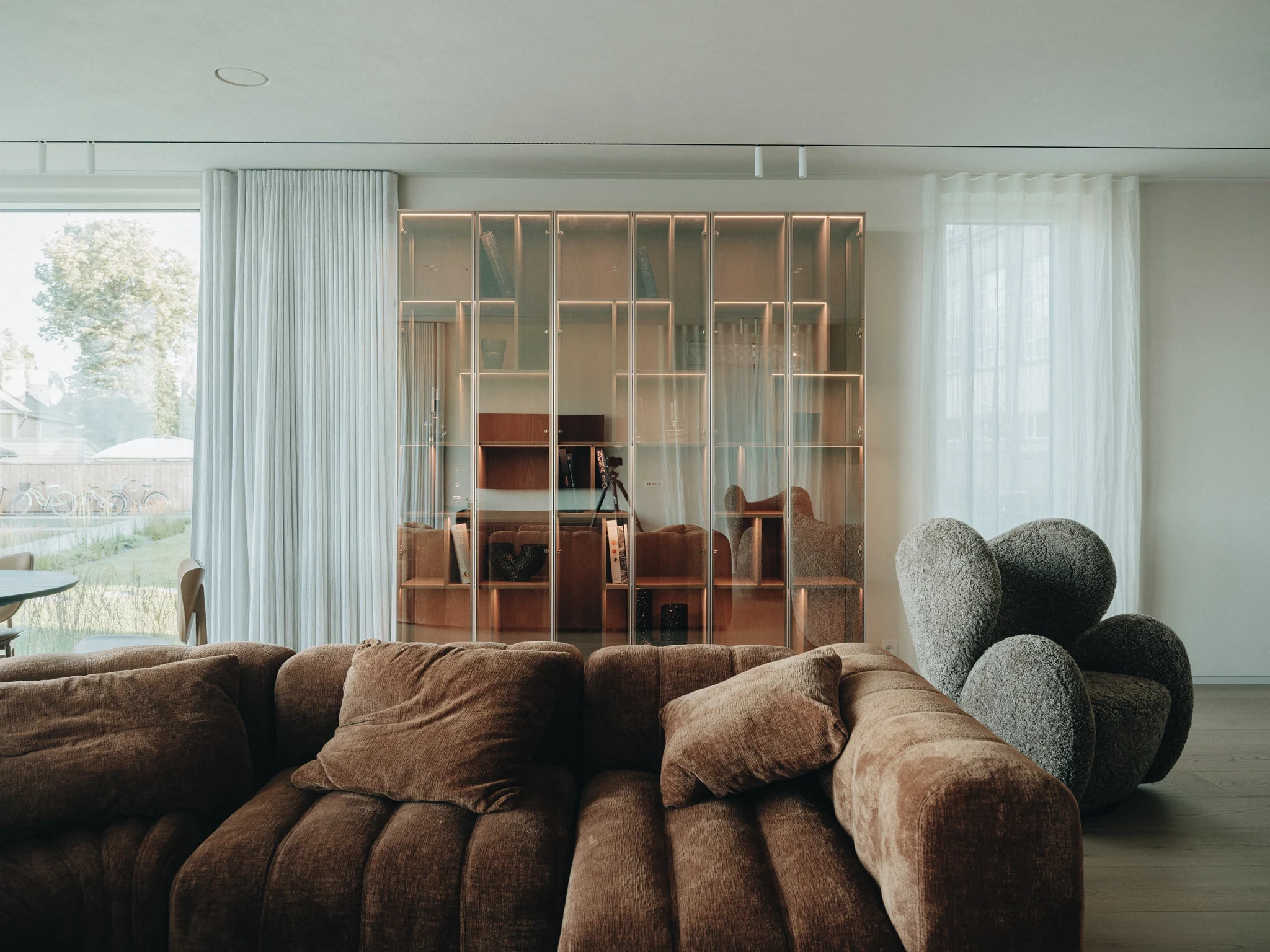 Elutoa seinu ja lage katab savimarmorino pilvise tekstuuriga pind