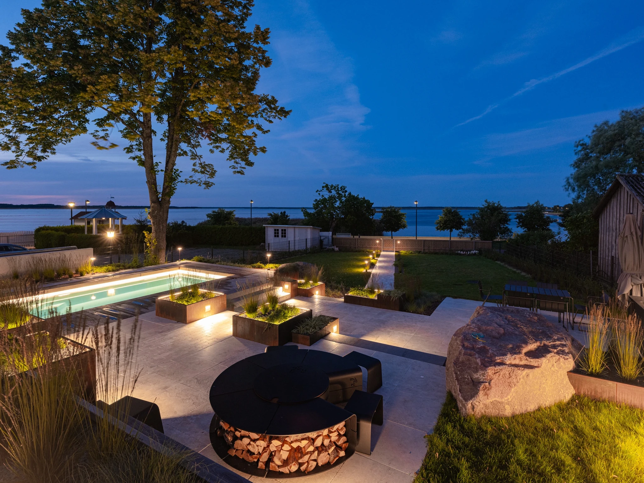 Õhtune vaade koduhoovist otse Haapsalu lahele