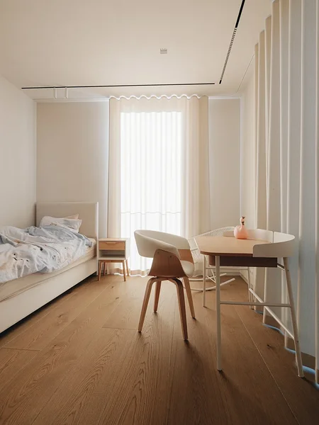 Naturaalvalge savimarmorino seintel ja laes loob lastetuppa hubase tunde