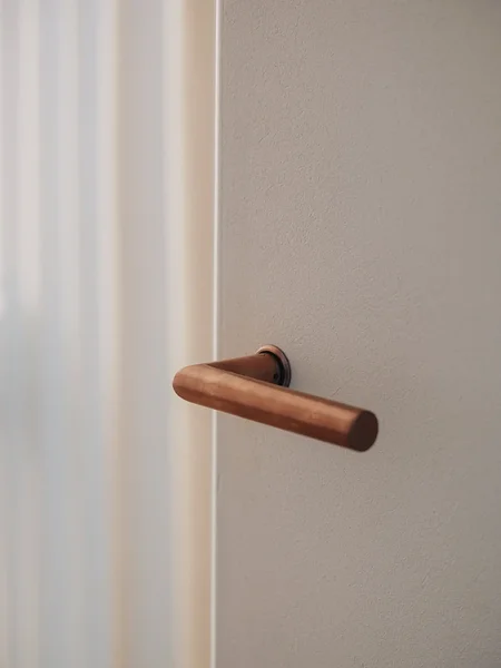 Ukselehtede minimalistlik link kaunis koosluses  tagasihoidliku viimistluspinnaga