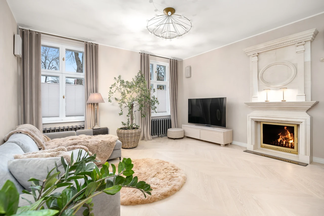 Pilvise struktuurina teostatud lubi marmorino seinad ja laed annavad võimaluse kujundada ruum nii tagasihoidlikult kui luksuslikumalt