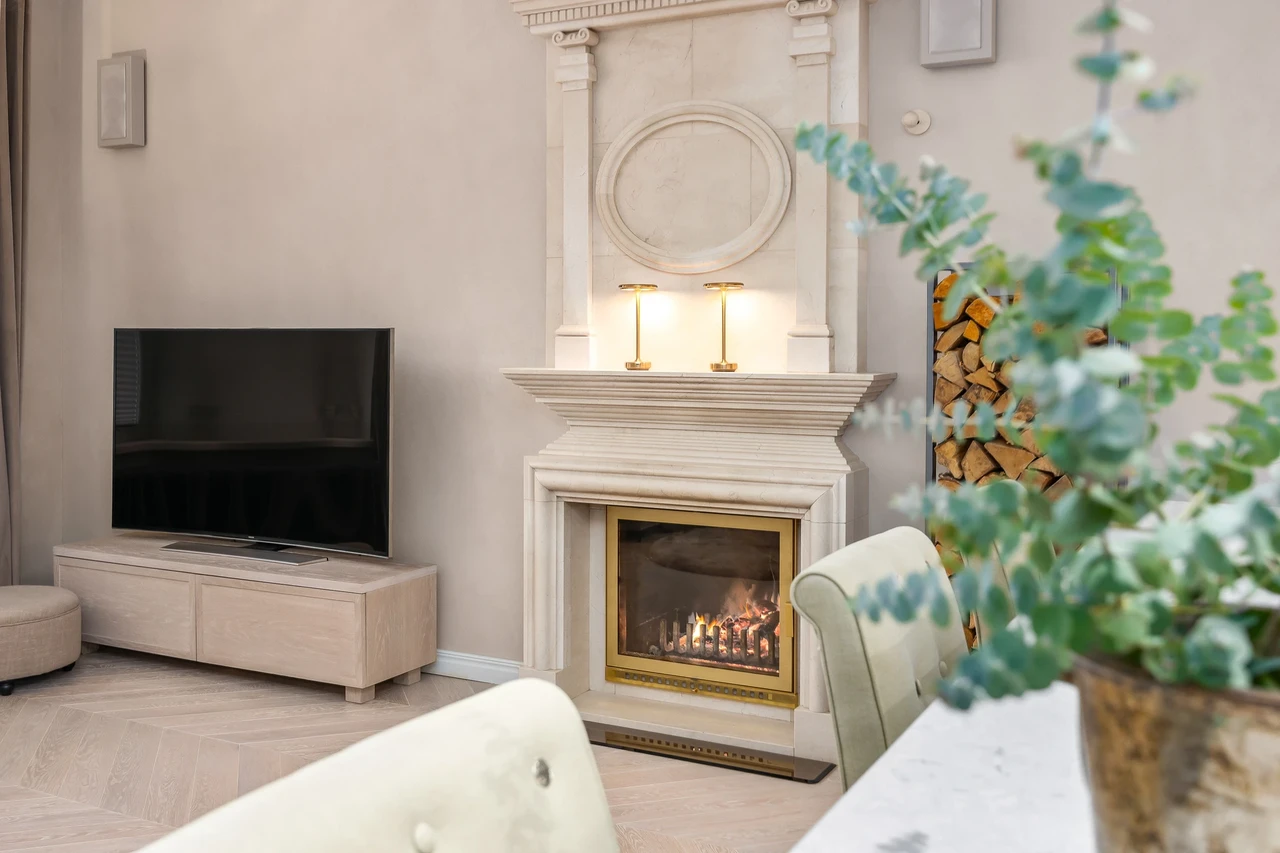 Lubimarmorinoga viimistletus seinapinnad on toonud sellesse koju kauaoodatud hubasuse