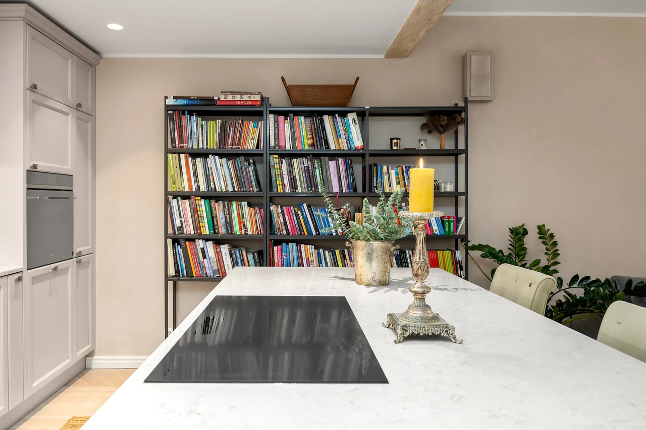 Lubimarmorinoga viimistletud seinad köök-elutoas