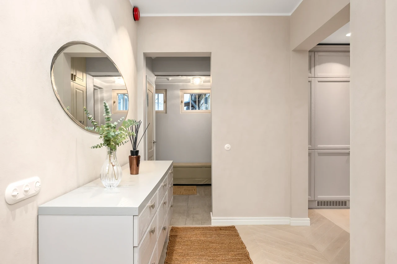 Lubimarmorino pilvise pinnana teostatud viimistlus hallis.