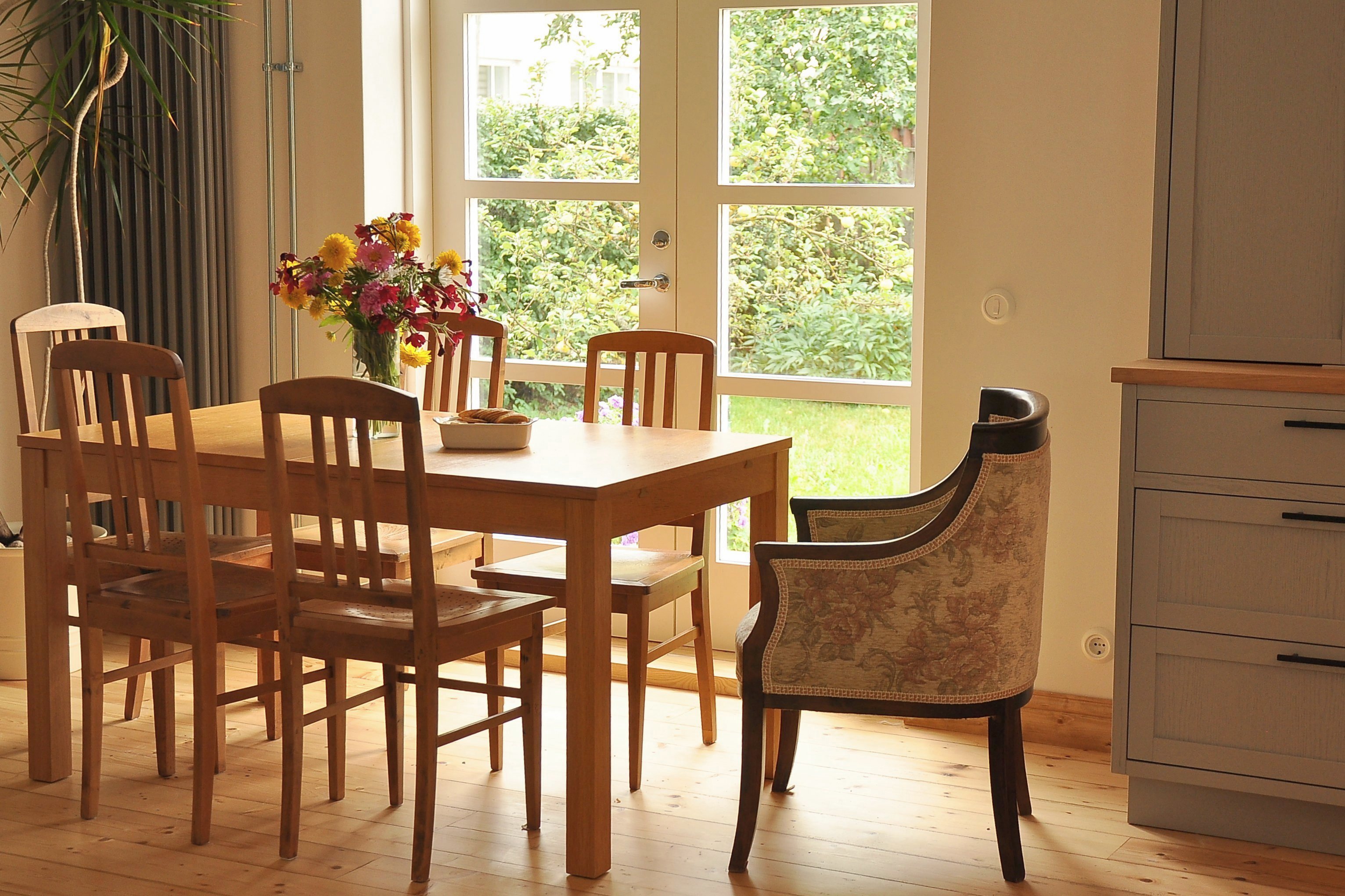 Karlovas asuva kodu seinad said lubimarmorinoga kaetult helge olemise