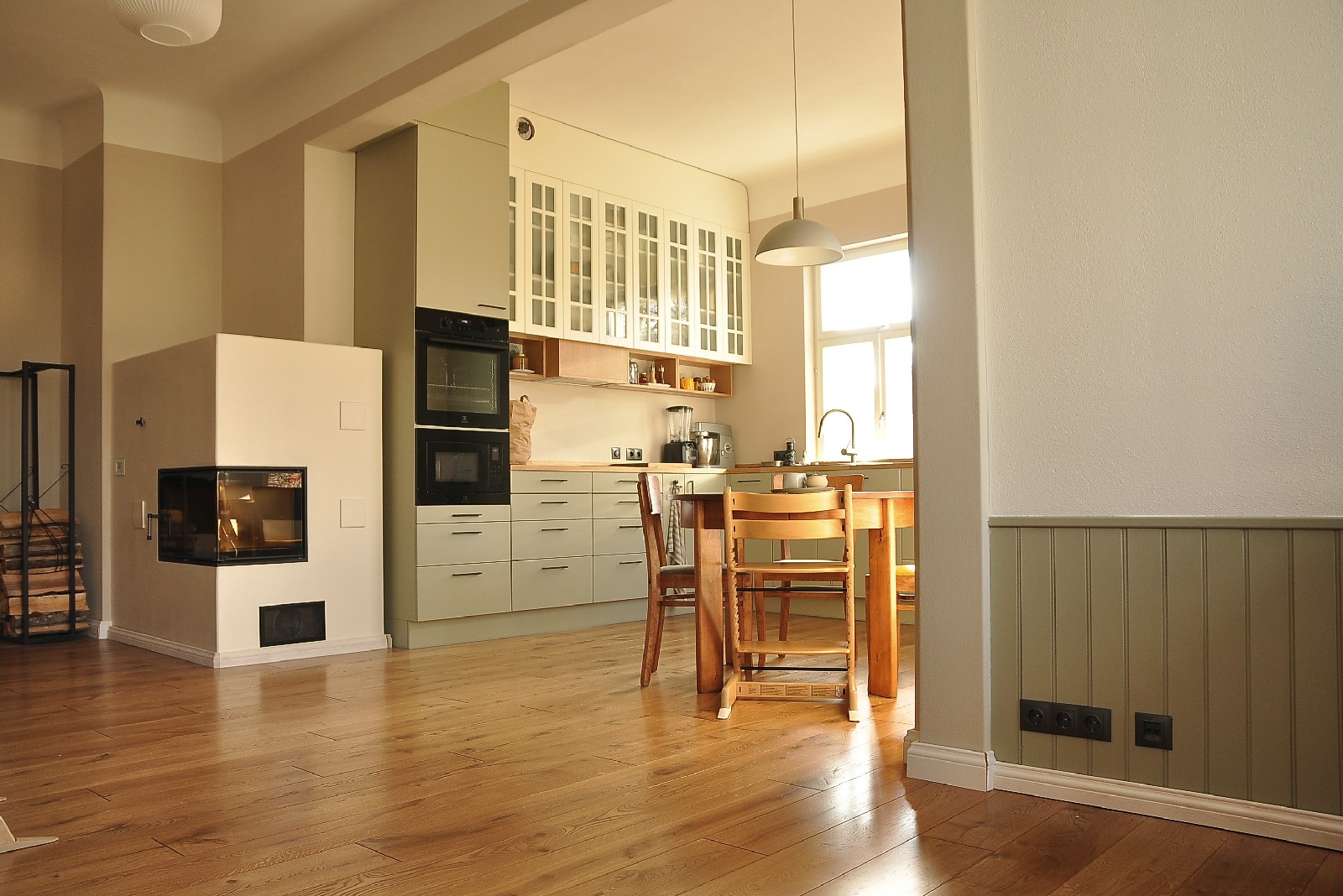 Omavahel ühendatud köök-elutoas jagub ruumi nii omadele kui külalistele