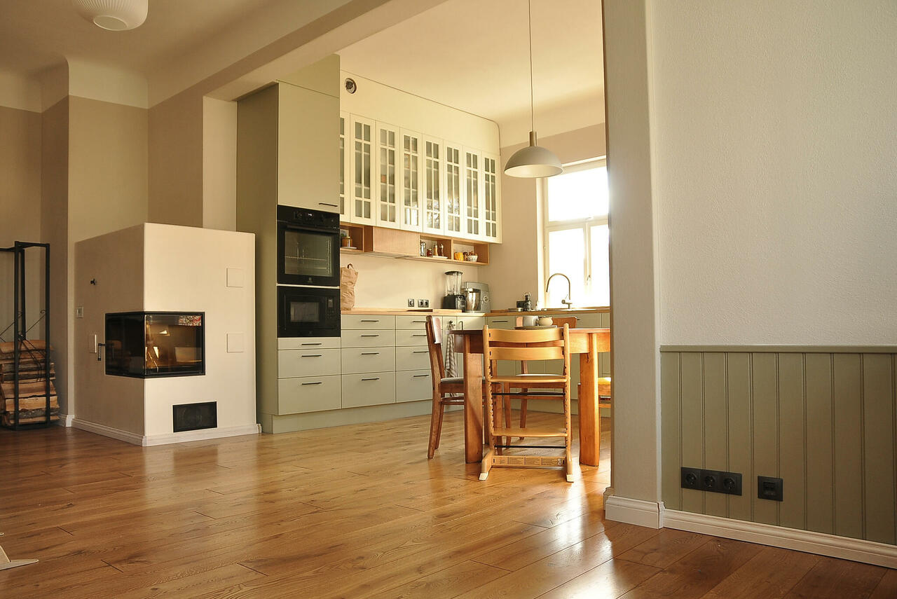 Köögi seinad on viimistletud lubikrohvi ning lubivärviga