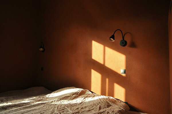 Punane savikrohv magamistoas - julge valik, mis tasub end sajaga ära