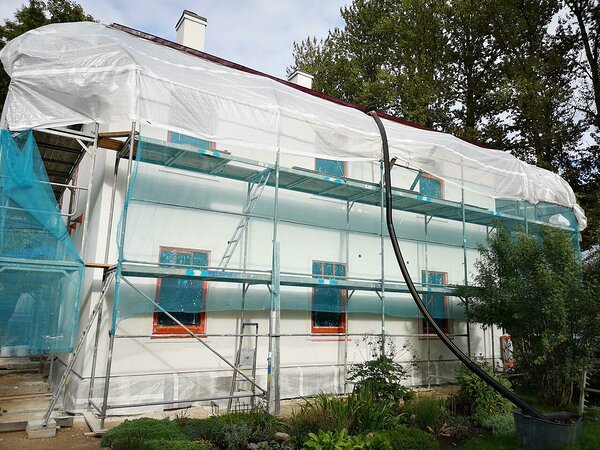 Renoveerimisjärgus elamu - lubikrohvitud  fassaad on valge lubivärviga mitmes kihis üle värvitud