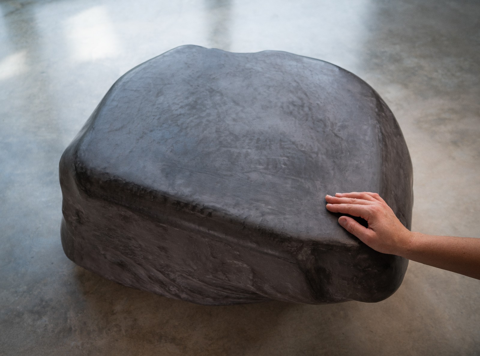 Hempcrete&#x27;st abilaud viimistleti tumehalli lubistuccoga