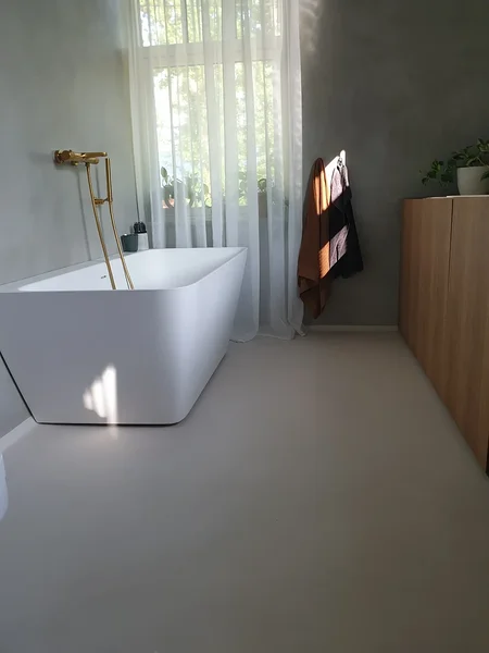 Kivine pind sobib hästi vannitagusesse seina ja ka lakke