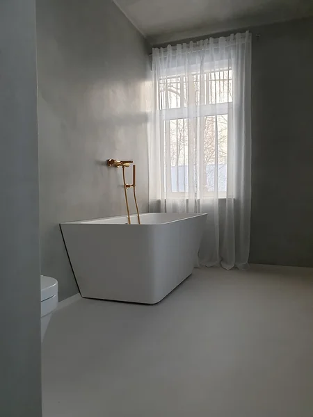 Kivine pind sobib hästi vannitagusesse seina ja ka lakke