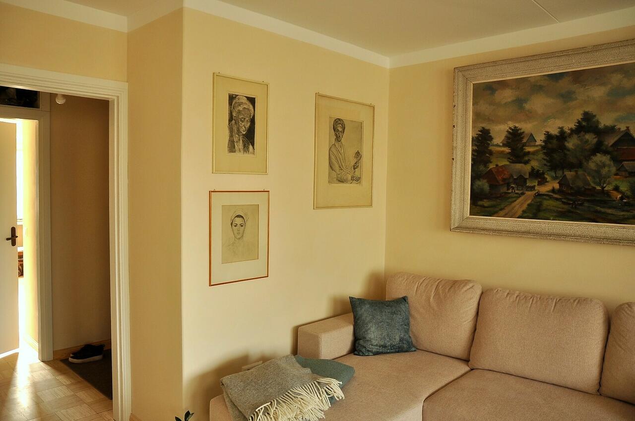 Lubivärviga värvitud seinad on matid, lastes kunstil silma paista.