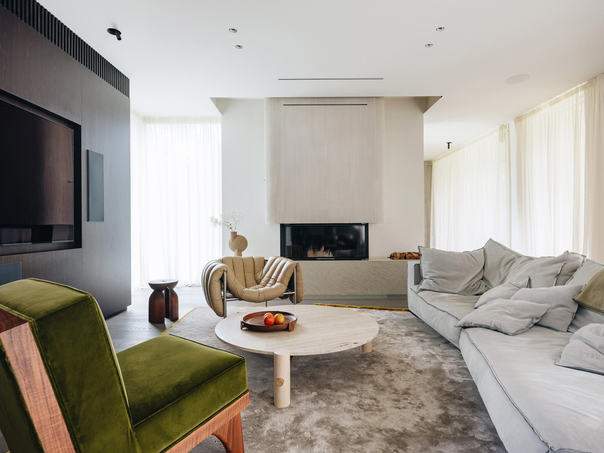 Modernse elamu elutoa keskseks elemendiks on lubikrohviga triibuliseks krohvitud kamin