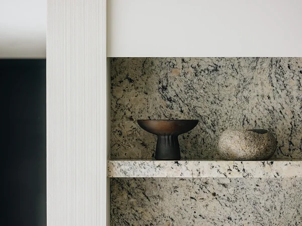 Lubimarmroinoga teostatud triibuline seinapind on kaunis sümbioosis kivipinnaga