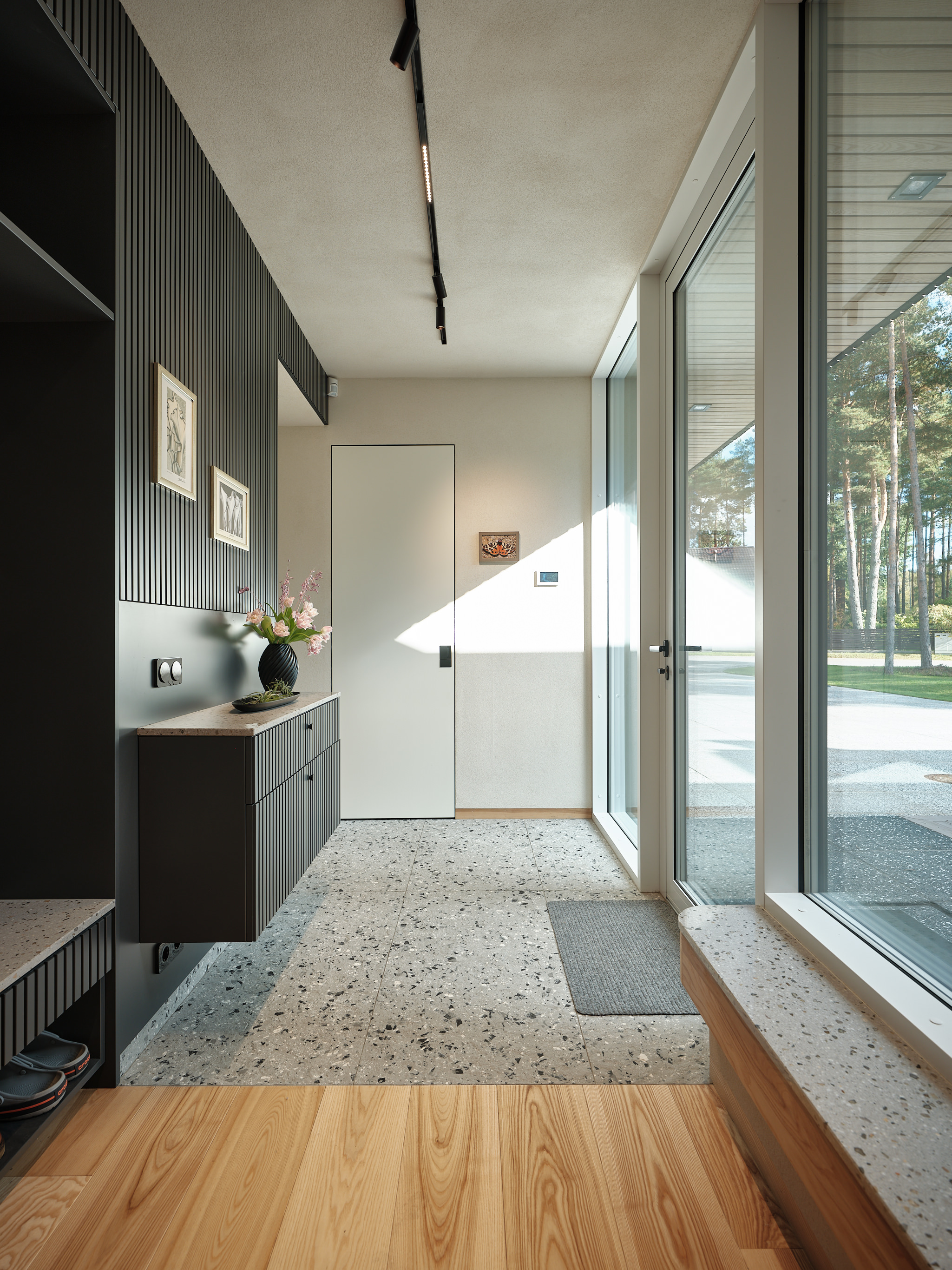 Naturaalvalge savikrohv on viimistletud kaasaegsele elamule kohaselt modernses stiilis