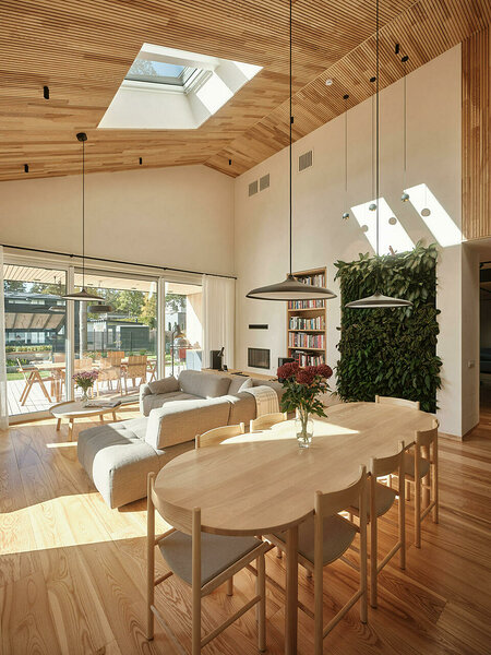 Naturaalvalge savikrohv kombineerituna puitpaneelidega loob kaasaegse interjööri