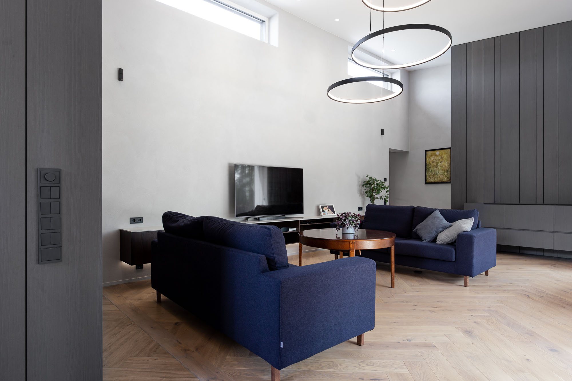 Ultramodernse uuselamu savikrohvitud interjöör