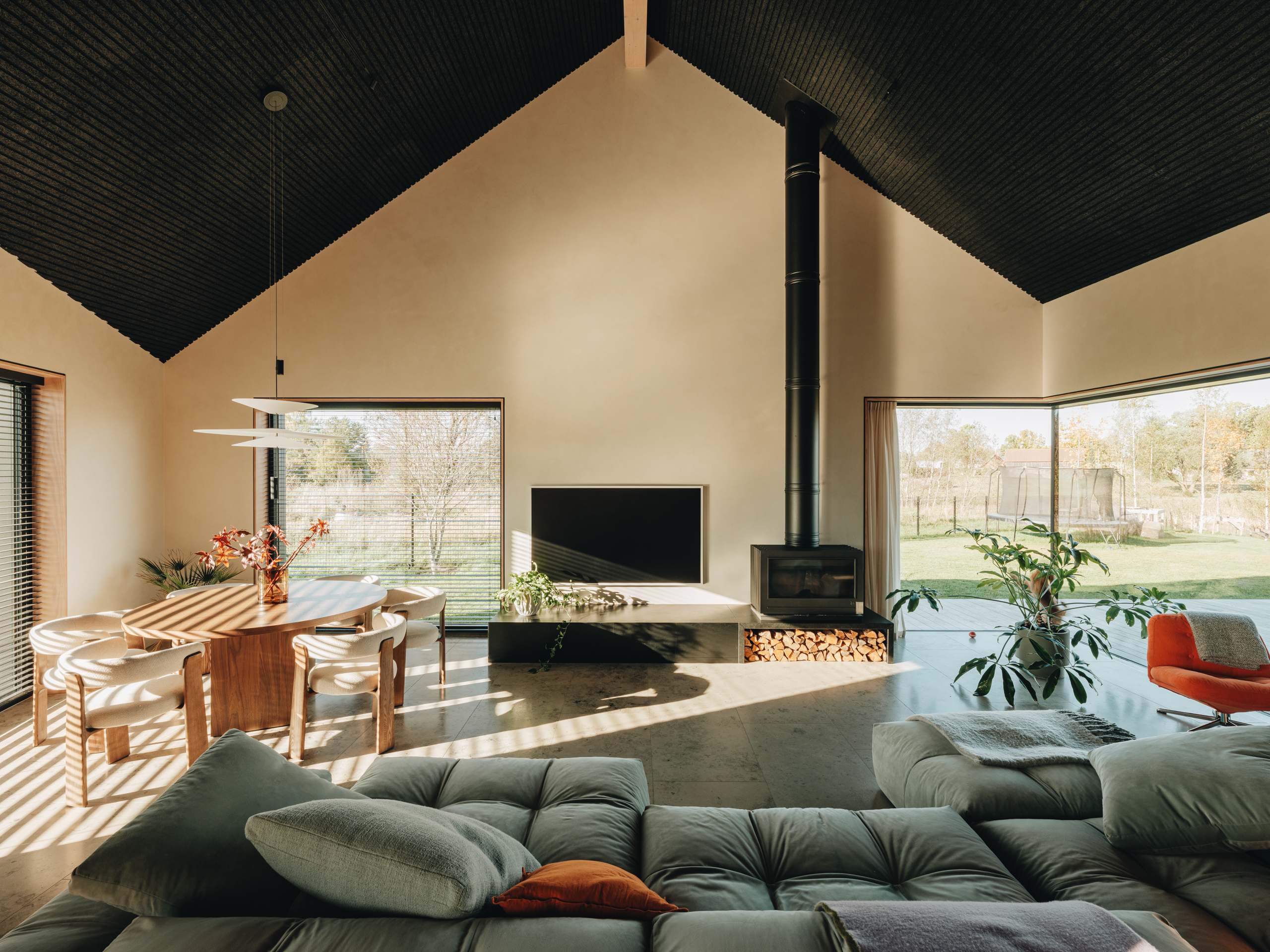 Kreemikas lubipahtel seintel ja tumedatest puitkilpidest lagi täiendavad teineteist kenastitk