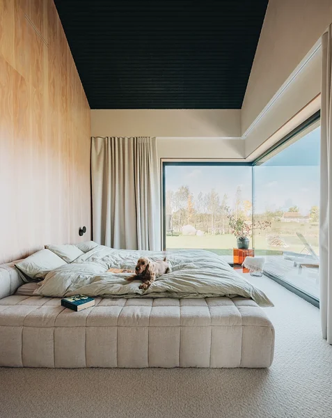 Magamistoa lahendus baseerub nagu muud ruumidki, puidul ja pahtlil