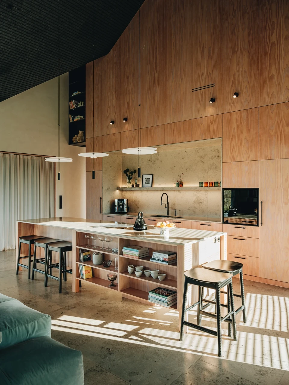 Maast laeni ulatuv köök sai puitkilpidest välimuse, seinad lubipahtliga kaetud