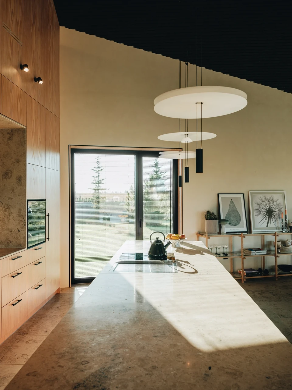 Õrnalt kreemikas lubipahtel katmas seinu