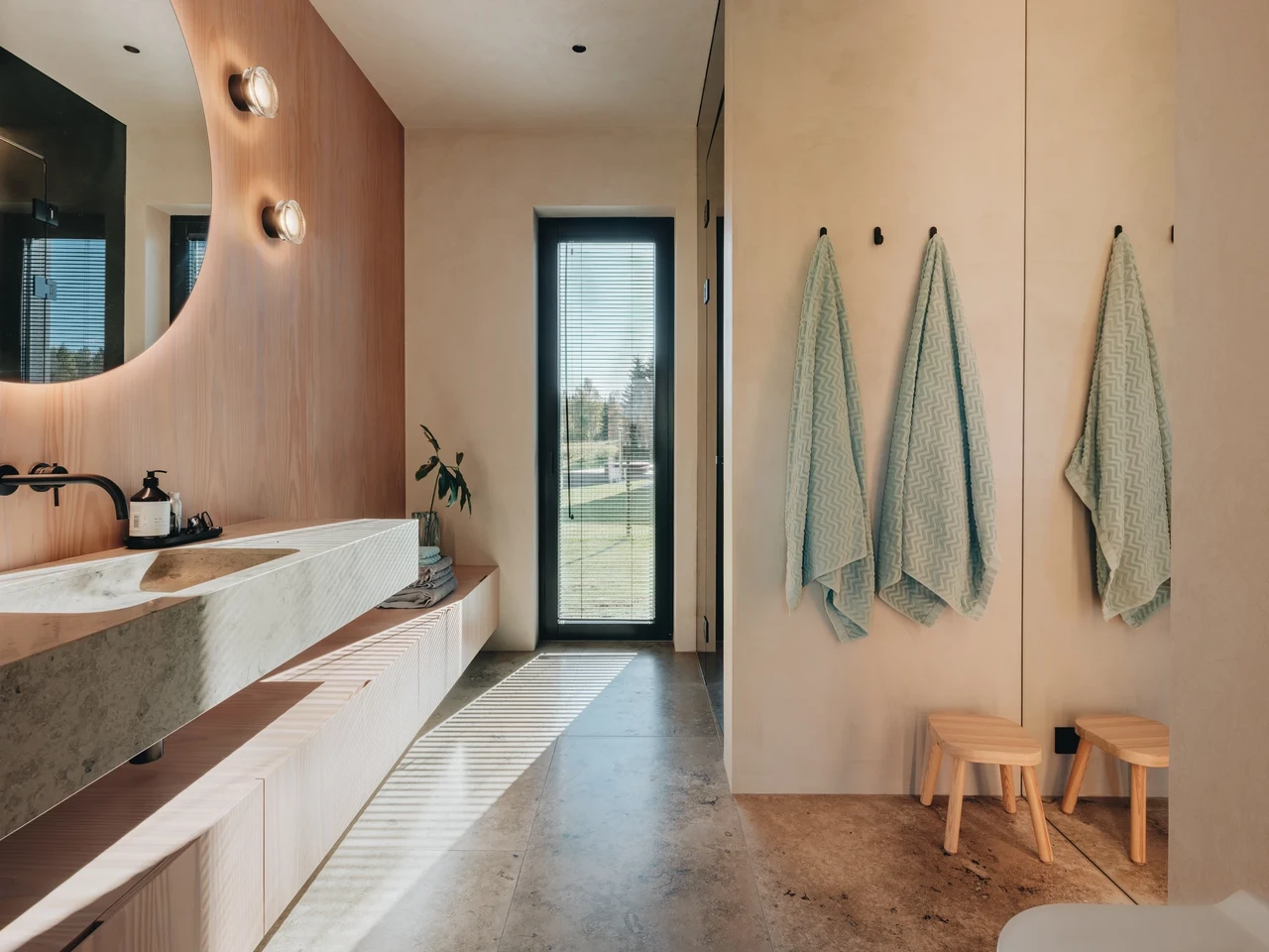 Valamutagune seinaosa on kaetud puitpaneelidega, ülejäänud pinnad on viimistletud lubipahtliga