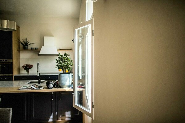 Köögi seinte naturaalvalge toon loob kööki loomuliku ja rahuliku fooni