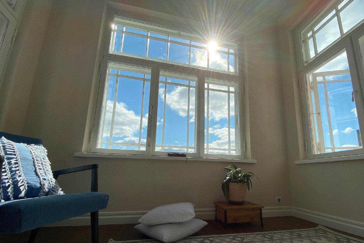 Valgusküllane veranda viimistleti õhukese savikrohviga. Alusmatina kasutati saviplaati.