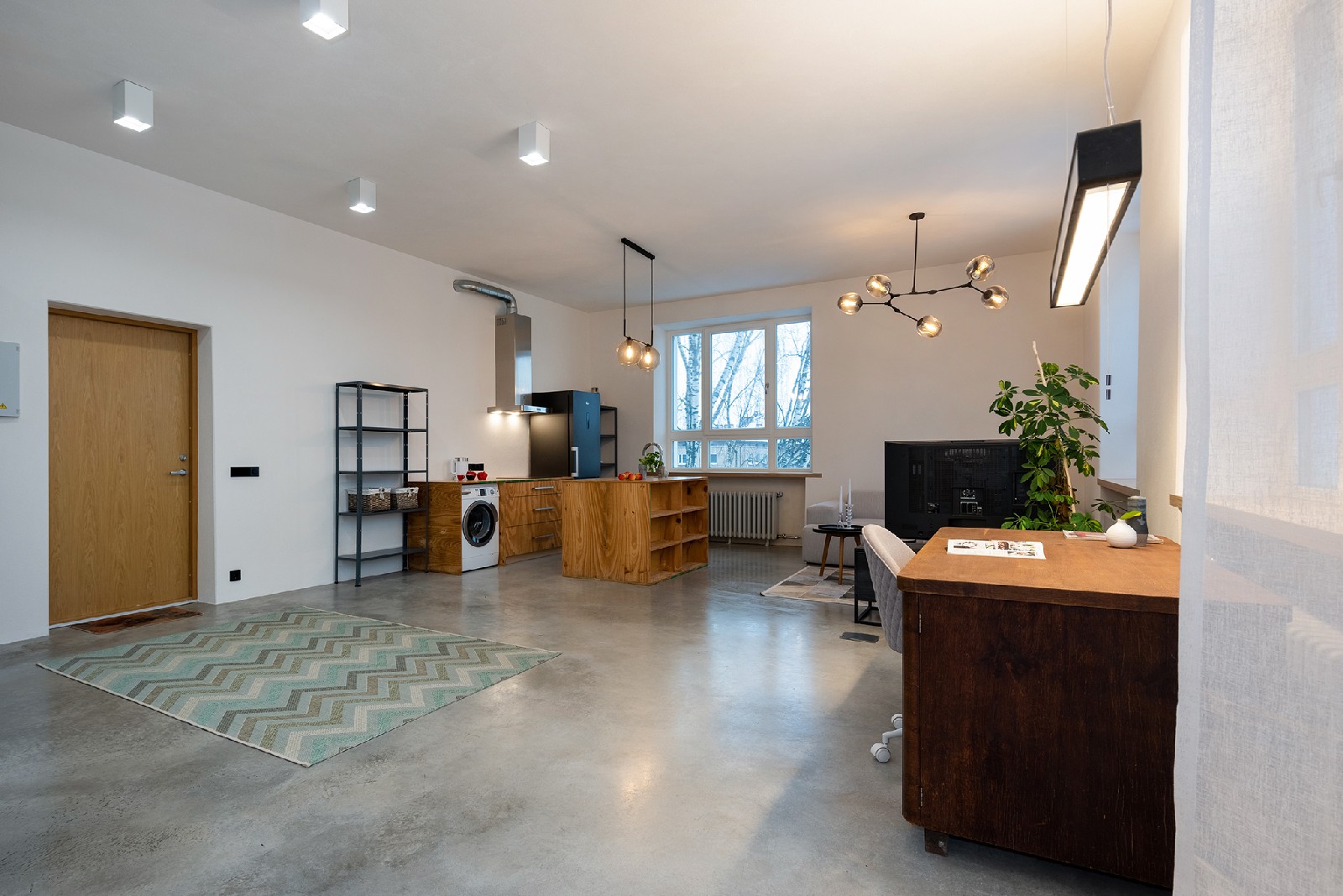 Lubikrohvitud interjöör annab võimaluse mööbli ja valgustitega mängida