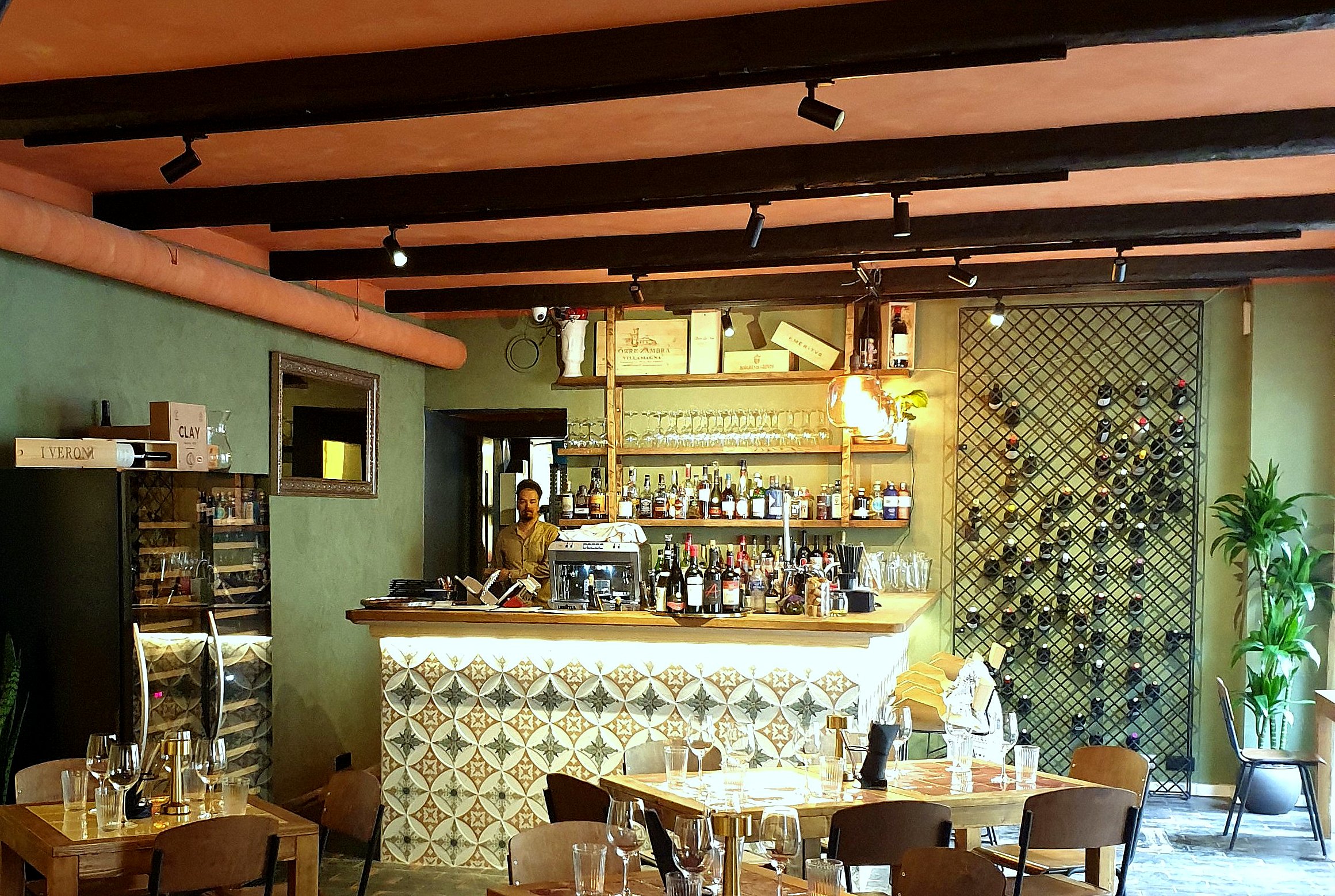 terrakota tooni lubivärvitud lagi ning rohelise lubipahtliga viimistletud seinapinnad kohvikus Vint