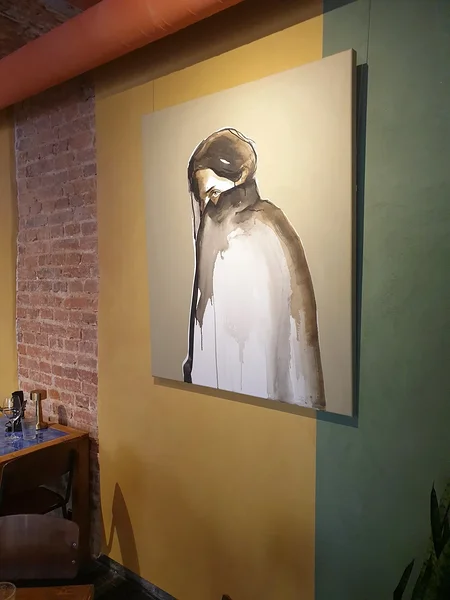 Päikesekollane lubipahtli toon kohviku söögisaalis