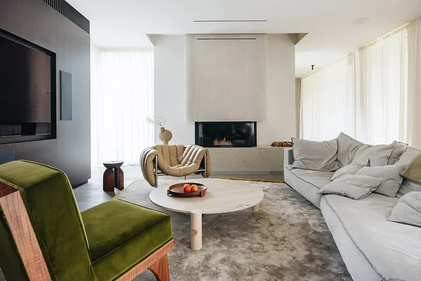 Lubikrohviga triibuliseks krohvitud kamin on elutoa keskseks elemendiks